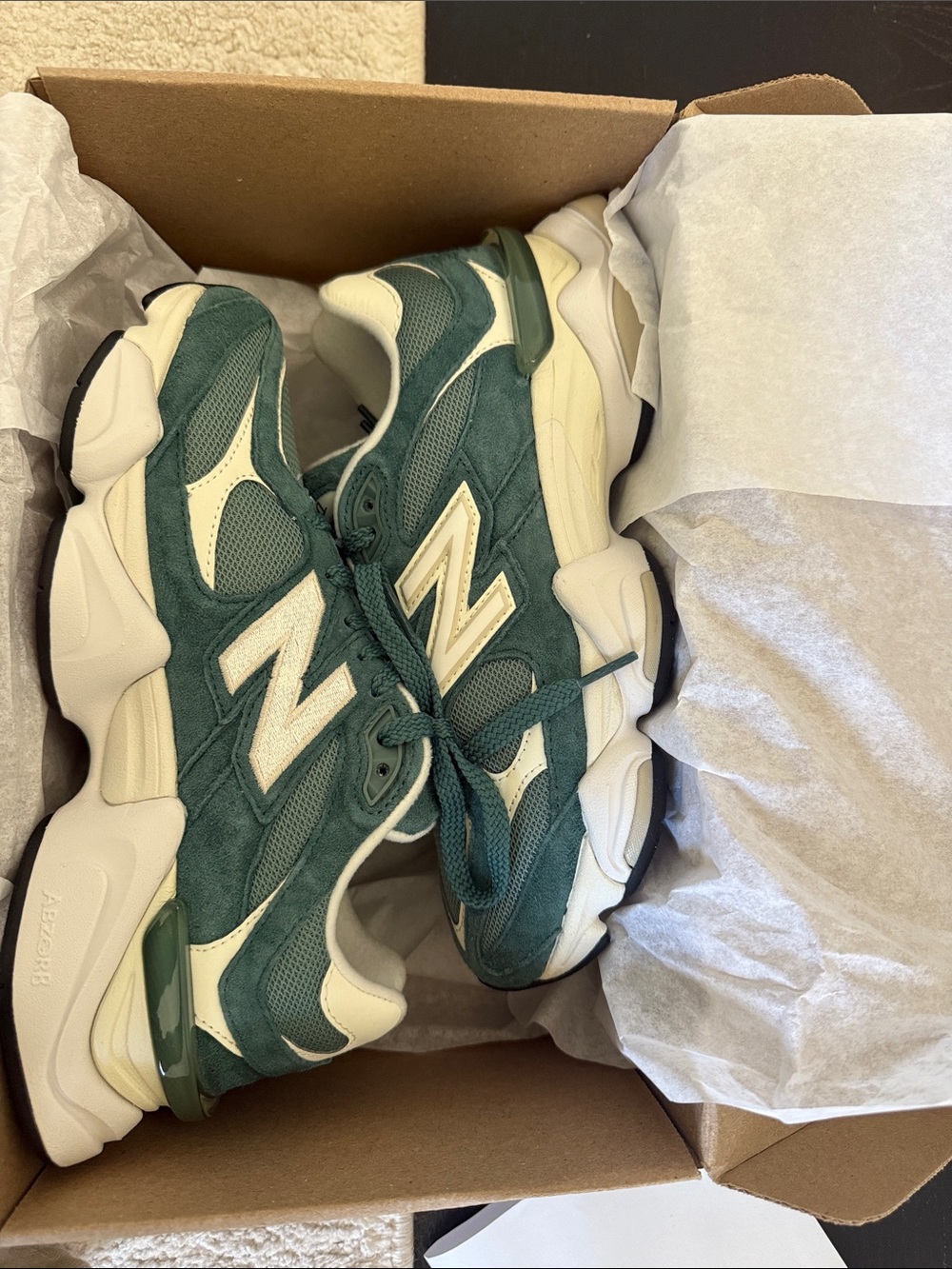 New Balance 9060 Women's Green & White US 8 women’s brand new in box